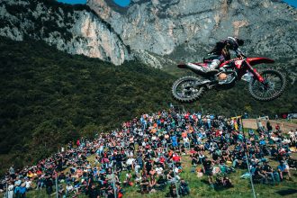 Le Suisse Jeremy Seewer (Ducati, photo) franchit la ligne de finish de la course qualificative du Grand Prix motocross du Trentin (Pietramurata) en 4ème position, mais se voit doté de la 3ème place par le biais d’une pénalité infligée à Ruben Fernandez (Honda); les deux autres pilotes suisses, Valentin Guillod (pilote indépendant, Yamaha) et Kevin Brumann (team MXHandel, Husqvarna) sont 21ème, respectivement 20ème; la pole est revenue à Romain Febvre (Kawasaki), devant Tim Gajser (Honda)