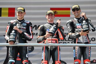 En Moto2 (moteurs Triumph), Manuel Gonzalez (LiquiMoly Dynavolt Intact, châssis Kalex) remporte le Grand Prix d’Espagne, devant Barry Baltus (Fantic Racing, Kalex) et Senna Agius (LiquiMoly Dynavolt Intact), et il reprend la tête du championnat à Aron Canet (Fantic), huitième