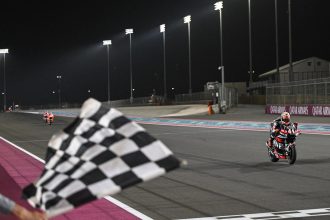 En Moto2 (moteurs Triumph), Aron Canet (Fantic Racing, châssis Kalex, numéro 44) s’est imposé au Quatar, après être remonté de la 14ème place, devant Deniz Öncü (Red Bull KTM Ajo, Kalex) et Manuel Gonzalez (Liqui Moly Intact GP, Kalex)