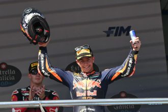 En Moto3, le leader du championnat Jose Antonio Rueda (Red Bull KTM Ajo) remporte le Grand Prix d’Espagne, devant Angel Piqueras (Frinsa – MT Helmets MSI, KTM) et Joel Kelso (LevelUp MTA, KTM); le Suisse Noah Dettwiler (CIP Green Power, KTM) est 16ème, à une position des points