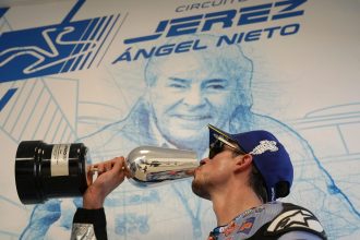 Alex Marquez (team indépendant Gresini, Ducati, photo) gagne le Grand Prix d’Espagne à Jerez, devant Fabio Quartararo (Yamaha) et Francesco Bagnaia (Ducati); Maverick Vinales (team Tech3, KTM) finit au pied du podium; le leader du championnat Marc Marquez, tombé alors qu’il était dans le groupe de tête, revient à la douzième place, mais perd les rênes du championnat au profit de son frère Alex, pour un point!