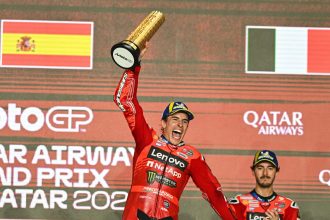 Marc Marquez (team Ducati) remporte le Grand Prix du Qatar, devant son coéquipier Francesco Bagnaia et Franco Morbidelli (team VR46, Ducati); classé intialement 2ème avant une lourde pénalité pour non respect des pressions réglementaires des pneus, Maverick Vinales (KTM) finit 14ème; pied du podium pour Johann Zarco (LCR Honda), devant le duo du team Gresini (Ducati) Fermin Aldeguer et Alex Marquez, suivis par Fabio Quartararo (Yamaha), Pedro Acosta (KTM), Marco Bezzecchi (Aprilia) et Luca Marini (team Honda)
