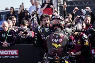 Première pole en WorldSBK pour Sam Lowes (team Elf Marc VDS, Ducati), à Assen, devant le leader du championnat Nicolo Bulega (Aruba.it Ducati) et Alvaro Bautista (Aruba.it); suivent Andrea Locatelli (Pata Maxus Yamaha), Danilo Petrucci (Barni, Ducati), le champion en titre Toprak Razgatlioglu (BMW Motorrad) qui a reçu une pénalité de deux places (il a gêné d’autres pilotes), et Axel Bassani (bimota by Kawasaki, pénalité de deux places); le Suisse Dominique Aegerter (team satellite GRT Yamaha) est 11ème