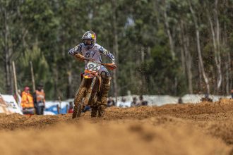 Lucas Coenen (KTM, numéro 96) remporte le Grand Prix motocross du Portugal, devant Romain Febvre (Kawasaki) et Ruben Fernandez (Honda), en l’absence du leader du championnat TimGajser (Honda), blessé; les suisses Jeremy Seewer (Ducati) et Kevin Brumann (team privé MX Handel, Husqvarna) prennent la 13ème et la 15ème places; Febvre prend la plaque rouge de leader