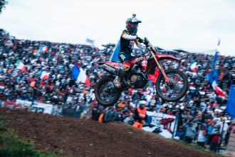 Le suisse Jeremy Seewer (Ducati, numéro 91, en photo), seul helvète engagé en MXGP, finit la course qualificative du Grand Prix motocross de France septième; course gagnée par Lucas Coenen (KTM), devant Kevin Horgmo (team indépendant SR Motoblouz, Honda) et le leader du championnat Romain Febvre (Kawasaki); Ruben Fernandez (Honda) au pied du podium, devant Maxime Renaux (Yamaha) et Jan Pancar (TEM JP253 KTM Racing)