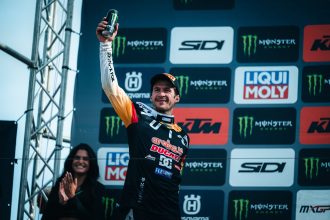 Romain Febvre (Kawasaki) remporte le Grand Prix motocross de France, devant Lucas Coenen (KTM) et le suisse Jeremy Seewer (Ducati, en photo); son compatriote Valentin Guillod était absent, car il a décidé de tenter sa chance dans le championnat MX américain; en MX2, victoire de Simon Längenfelder (KTM), qui prend la plaque rouge de leader