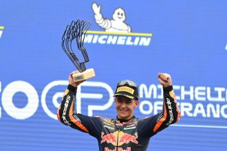 Jose Antonio Rueda (Red Bull KTM Ajo) remporte la course Moto3 au Grand Prix de France, devant Joel Kelso (LeveUp-MTA, KTM) et David Munoz (LiquiMoly Dynavolt Intact GP, KTM); le suisse Noah Dettwiler (CIP Green Power, KTM) finit 20ème