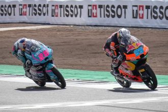 Victoire du leader du championnat Moto3 Jose Antonio Rueda (Red Bull KTM Ajo, numéro 99) au Grand Prix d’Angleterre, devant Maximo Quiles (CFMOTO Valresa Aspar, KTM numéro 28) et Luca Lunetta (SIC58 Squadra Corse, Honda); le suisse Noah Dettwiler (CIP Green Power, KTM) finit 18ème