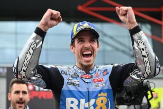 Alex Marquez (team Gresini, Ducati, numéro 73) remporte la course Sprint du Grand Prix de Silverstone, devant Marc Marquez (Ducati) et Fabio Di Giannantonio (team VR46, Ducati); Marco Bezzecchi (Aprilia) finit 4ème, devant Johann Zarco (LCR Honda), Francesco Bagnaia (Ducati) et le poleman Fabio Quartararo (Yamaha)