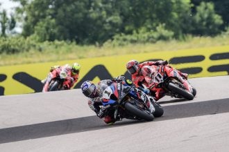 Le leader du championnat WorldSBK Nicolo Bulega (Ducati, numéro 11), parti de la pole à Crémone, gagne la course 1, devant Toprak Razgatlioglu (BMW, numéro 1) et Alvaro Bautista (Ducati, numéro 19); le Suisse Dominique Aegerter (team satellite GRT Yamaha), 14ème sur la grille de départ, finit 13ème