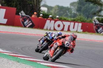 Nicolo Bulega (Ducati, numéro 11) gagne aussi la course 2 sur le circuit italien de Crémone, devant Toprak Razgatlioglu (BMW) et Alvaro Bautista (Ducati); le Suisse Dominique Aegerter chute, remonte et finit 19ème
