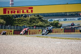 Toprak Razgatlioglu (BMW, numéro 1), après avoir décroché la pole à Most, gagne la course 1 devant le leader du championnat Nicolo Bulega (Ducati, numéro 11) et Danilo Petrucci (team Barni, Ducati); relégué à la 16ème position après les premiers virages, Alvaro Bautista (Ducati) remonte jusqu’à la cinquième place, derrière Alex Lowes (Bimota by Kawasaki)le suisse Dominique Aegerter (team satellite GRT, Yamaha), parti 19ème, finit 13ème