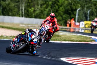 Toprak Razgatlioglu (BMW, numéro 1) gagne la course Superpole à Most, devant Nicolo Bulega (Ducati, numéro 11) et Danilo Petrucci (team indépendant Barni, Ducati); parti 19ème, le suisse Dominique Aegerter (team satellite GRT, Yamaha) finit 19ème