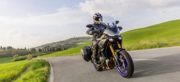 La Yamaha Tracer 7 gagne un antipatinage, des modes de conduite et des freins plus costauds