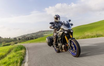La Yamaha Tracer 7 gagne un antipatinage, des modes de conduite et des freins plus costauds :: Nouveauté 2025