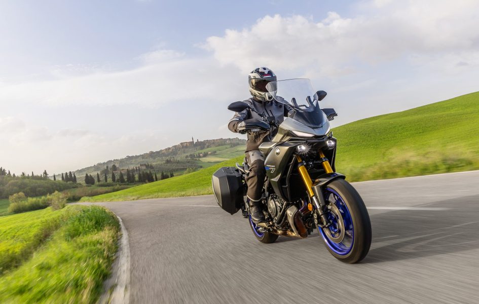 La Yamaha Tracer 7 gagne un antipatinage, des modes de conduite et des freins plus costauds