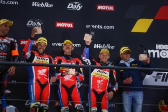 Le team F.C.C. TSR Honda France (numéro 5) remporte les 8h de Spa, devant le BMW Motorrad World Endurance Team et le YART (Yamaha); le team suisse Bolliger (Kawasaki, sans pilote suisse) est 9ème; le Suisse Valentin Suchet, du team National Motos Honda (11ème, en photo), monte sur la troisième place du podium pour sa catégorie