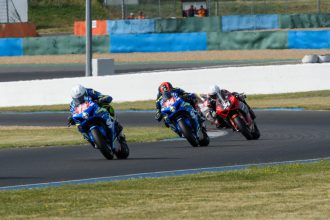 Le Vaudois Killian Aebi (team Le Mans Sud Suzuki, numéro 72) se classe neuvième (deuxième de la catégorie Challenger) de la première manche Superbike à Magny-Cours, et chute dans la seconde; le Fribourgeois Noan Vasta (Yamaha), poussé à la chute dans la course 1, prend la 13ème place dans la course 2; et son compatriote Kevin Trüeb (Ducati) se classe 13ème et 15ème