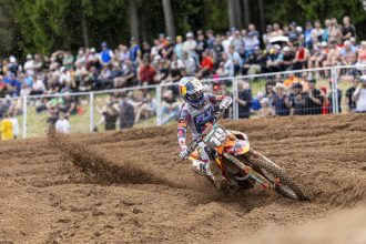 En MX2, Sacha Coenen (numéro 19, KTM) gagne le Grand Prix de Lettonie, devant son coéquipier et leader du championnat Simon Längenfelder; troisième place pour le champion en titre Kay De Wolf (Husqvarna)