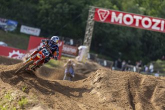 Jeffrey « The Bullet » Herlings (KTM, numéro 84) s’impose sur le sable dans la course qualificative du Grand Prix motocross de Kegums, en Lettonie, devant son coéquipier Lucas Coenen et le leader du championnat Romain Febvre (Kawasaki); le Suisse Jeremy Seewer (Ducati) est dixième