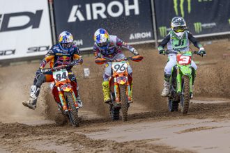 Jeffrey Herlings (KTM, numéro 84) remporte le Grand Prix motocross de Lettonie à Kegums, devant son coéquipier Lucas Coenen (numéro 96) et le leader du championnat Romain Febvre (Kawasaki, numéro 3); le Suisse Jeremy Seewer (Ducati) est 17ème (16-18)