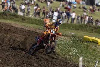 Jeffrey Herlings (KTM, numéro 84) gagne la course qualificative du Grand Prix motocross d’Angleterre, à Matterley Basin, devant Romain Febvre (Kawasaki) et Glenn Coldenhoff (Fantic); le Suisse Jeremy Seewer (Ducati) prend la dixième place; le Français Maxime Renaux (Yamaha) doit se retirer du Grand Prix en raison des suites de sa blessure à la hanche survenue au Grand Prix de Suisse