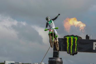 Romain Febvre (Kawasaki, numéro 3), en finissant troisième de la manche 1 et premier de la manche 2, remporte le Grand Prix motocross d’Angleterre, à Matterley Basin, devant Lucas Coenen (KTM) et Glenn Coldenhoff (Fantic); Ruben Fernandez (Honda) est 4ème, à 3 points du podium, et Jeffrey Herlings (KTM) cinquième, à 5 points; le Suisse Jeremy Seewer (Ducati) 13ème de la manche 1 après une petite chute, et 9ème de la manche 2, se classe 10ème
