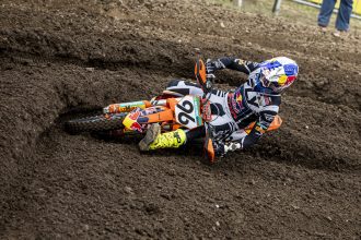 Lucas Coenen (KTM, numéro 96) remporte la course qualificative du Grand Prix motocross d’Allemagne, devant son coéquipier Jeffrey Herlings et le leader du championnat Romain Febvre (Kawasaki); bel effort de fin de course pour le suisse Jeremy Seewer (Ducati), qui dépasse deux adversaires pour prendre la neuvième place