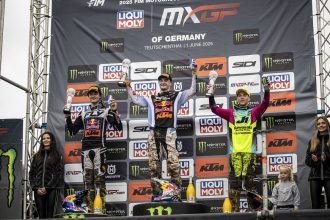 Jeffrey Herlings (KTM) gagne le Grand Prix motocross d’Allemagne, devant son coéquipier Lucas Coenen et Romain Febvre (Kawasaki); le suisse Jeremy Seewer (Ducati) est neuvième (5-14)