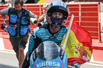 Le jeune Espagnol Maximo Quiles (Gaviota Aspar Team, CFMOTO) remporte sa première course Moto3 au Mugello, devant Alvaro Carpe (Red Bull KTM Ajo) et Dennis Foggia (CFMOTO); le ledader du championnat Jose Antonio Rueda (Red Bull KTM Ajo) finit au pied du podium et le Suisse Noah Dettwiler (CIP Green Power, KTM) arrive dernier, en 19ème position