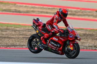 A Aragon, Marc Marquez (Ducati, numéro 93) prend la pole en Q2, devant son frère Alex Marquez (team indépendant Gresini, Ducati) et Franco Morbidelli (team VR46, Ducati); Francesco Bagnaia (Ducati) est 4ème, devant les deux KTM de Pedro Acosta et Brad Binder