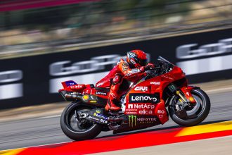 Marc Marquez (Ducati) remporte la course Sprint du Grand Prix d’Espagne à Aragon, devant Alex Marquez (team Gresini, Ducati) et Fermin Aldeguer (Gresini); 4ème place pour Franco Morbidelli (VR46, Ducati), devant Pedro Acosta (KTM), Fabio Di Giannantonio (VR46), Maverick Vinales (Tech3, KTM), Marco Bezzecchi (Aprilia) et Brad Binder (KTM)