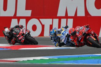 Le Français Fabio Quartararo (Yamaha), parti de la pole à Assen pour la course sprint, a chuté à 4 tours de la fin alors qu’il se battait encore pour le podium; le leader du championnat Marc Márquez (Ducati, numéro 93) s’est imposé devant son frère Alex Marquez (team Gresini, Ducati, numéro 73) et Marco Bezzecchi (Aprilia, numéro 72); Francesco Bagnaia (Ducati), deuxième sur la grille, a perdu des rangs et fini 5ème, derrière Fabio Di Giannantonio (team Pertamina Enduro VR46, Ducati); ont encore marqué des points, dans l’ordre: Maverick Maverick Viñales (team Tech3, KTM), Fermin Fermín Aldeguer (Gresini), Franco Franco Morbidelli (VR46), et Pedro Acosta (KTM)