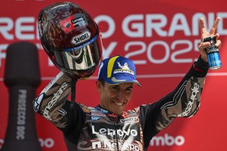 Marc Marquez (Ducati, photo) remporte le Grand Prix d’Italie au Mugello, après une bataille endiablée dans les premiers tours avec son coéquipier Francesco Bagnaia et son frère Alex Marquez (team Gresini, Ducati); Alex a pris la deuxième place, devant Fabio Di Giannantonio (team VR46, Ducati); Bagnaia a fini au pied du podium