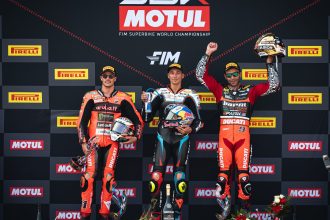 Toprak Razgatlioglu (BMW, numéro 1) remporte la course 1 Superbike à Misano, devant le leader du championnat Nicolo Bulega (Ducati) et Danilo Petrucci (team indépendant Barni, Ducati); le Suisse Dominique Aegerter (team satellite Yamaha), qualifié en 13ème position, s’est fait « balayer » au premier tour par la chute de Bahattin Sofuoglu; le Suisse a été blessé à la gorge et au genou et déclaré inapte à la course pour le reste du week-end
