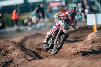 Le Suisse Jeremy Seewer (Ducati, numéro 91) dixième de la course qualificative dans le sable du KymiRing, en FInlande; Lucas Coenen (KTM) premier, devant Andrea Bonacorsi (Fantic) et Calvin Vlaanderen (Yamaha); le leader du championnat Romain Febvre (Kawasaki) sixième, derrière Ruben Fernandez (Honda) et Jago Geerts (Yamaha); Jeffrey Herlings (KTM), absent, s’est blessé lors d’un entraînement