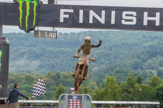 A Loket (RT), le leader du mondial motocross Romain Febvre (Kawasaki) remporte la course qualificative sur une piste boueuse, devant Lucas Coenen (KTM) et Ruben Fernandez (Honda), qui « pique » la troisième place à Glenn Coldenhoff (Fantic) dans le dernier tour; huitième position pour le Suisse Jeremy Seewer (Ducati)