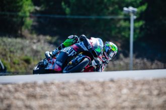 En Moto2 (moteurs Triumph), pole position pour Barry Baltus (team Fantic, châssis Kalex, numéro 7) devant Joe Roberts (team Only fans, Kalex) et Marcos Ramirez (Only Fans)