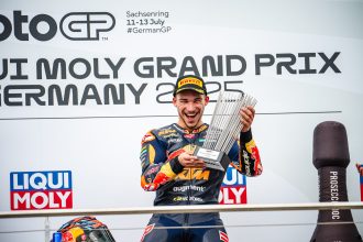 En Moto2 (moteurs Triumph), victoire de Deniz Öncü (team Red Bull KTM Ajo, châssis Kalex), devant Barry Baltus (Fantic, Kalex) et Jake Dixon (Elf Marc VDS, châssis Boscscuro); le leader du championnat Manuel Gonzalez (Liqui Moly Dynavolt Intact, Kalex) finit 4ème, et son rival Aron Canet (Fantic), 7ème