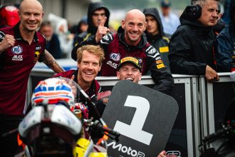 En Moto2 (moteurs Triumph), Jake Dixon (team Elf Marc VDS, châssis Boscoscuro) remporte la pole du Grand Prix d’Allemagne, devant Barry Baltus (Fantic Racing, Kalex) et Tony Arbolino (Pramac Yamaha, Kalex); le leader du championnat Manuel Gonzalez (Liqui Moly Dynavolt Intac, Kalex) 16ème, et son rival Aron Canet (Fantic) 12ème