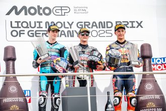 David Munoz (team Liqui Moly Dynavolt Intact, KTM) remporte le Grand Prix d’Allemagne en Moto3, devant Maximo Quiles (Gaviota Aspar, CFMOTO) et le leader du championnat Jose Antonio Rueda (Red Bull KTM Ajo); les Suisses Noah Dettwiler (CIP Green Power, KTM) et Lennox Phommara (remplaçant, SIC58, Honda) 16ème et 17ème, à la porte des points