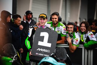 Première pole en Moto3 pour Scott Ogden (team CIP Green Power, KTM), au Sachsenring, devant David Almansa (Leopard, Honda) et Guido Pini (Liqui Moly Dynavolt Intact, KTM); le Suisse Noah Dettwiler, coéquipier d’Ogden, passé directement en Q2, se classe 14ème sur la grille de départ
