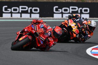 Deuxième des qualifications derrière son coéquipier Francesco Bagnaia (Ducati), Marc Marquez (numéro 93) s’impose dans la course Sprint samedi au Grand Prix de la République tchèque, devant Pedro Acosta (KTM, numéro 37) et Enea Bastianini (team Tech3, KTM); 4ème place pour Marco Bezzecchi (Aprilia), cinquième pour Fabio Quartararo (Yamaha), qui était troisième des qualifications, et septième place pour Bagnaia, trompé par un indicateur de pression de pneus trop basse. dépassé par Raul Fernandez (Trackhouse, Aprilia) dans le dernier tour