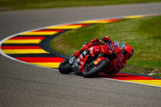 Au Sachsenring, Marc Marquez (Ducati, numéro 93) s’impose sans aucune concurrence, devant son frère Alex Marquez (team Gresini, Ducati) et son coéquipier Francesco Bagnaia (Ducati); Fabio Di Giannantonio (VR46, Ducati) est parti à la faute alors qu’il était deuxième, et Marco Bezzecchi (Aprilia), troisième, puis deuxième, a fait de même; Fabio Quartararo (Yamaha) a fini 4ème, résistant à Fermin Aldeguer (Gresini); parti de la deuxième place, Johann Zarco (LCR, Honda), est lui aussi tombé, tout comme Pedro Acosta (KTM, alors 5ème)