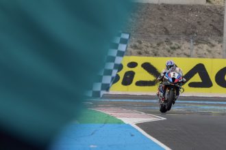 Le nouveau leader (après Donington) du WorldSBK Toprak Razgatlioglu (BMW numéro 1, photo) prend la pole sur le circuit hongrois de Balaton Park, devant Sam Lowes (team Marc VDS, Ducati) et Andrea Locatelli (Yamaha); puis il s’adjuge la course 1 samedi, devant cette fois-ci les deux pilotes Ducati officiels Nicolo Bulega et Alvaro Bautista; le Suisse Dominique Aegerter (team GRT, Yamaha), qualifié en 13ème position, finit la course 12ème