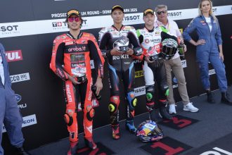 Toprak Razgatlioglu (BMW) décroche la pole à Donington en WorldSBK, devant le leader du championnat Nicolo Bulega (Ducati) et Alex Lowes (Bimota); 4ème place pour Jonathan Rea (Yamaha); le Suisse Dominique Aegerter (team satellite Yamaha GRT) se place 11ème, à 8 dixièmes de Razgtalioglu