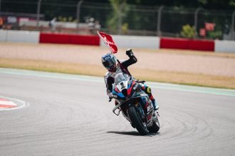 Le pilote BMW Toprak Razgatlioglu (numéro 1) remporte aussi la course 2 à Donington, devant les équipiers du team Ducati Nicolo Bulega et Alvaro Bautista; le Suisse Dominique Aegerter (team GRT, Yamaha) prend la huitième place; Razgatlioglu reprend la tête du championnat à Bulega