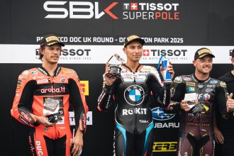 Toprak Razgatlioglu (BMW, numéro 1) remporte la course Superpole à Donington, devant Nicolo Bulega (Ducati) et Sam Lowes (team Elf Marc VDS, Ducati); le Suisse Dominique Aegerter (team GRT, Yamaha) dixième