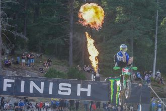 Romain Febvre (Kawasaki, numéro 3) remporte la course qualificative du Grand Prix motocross de Suède, devant Jeffrey Herlings (KTM) et Tim Gajser (Honda, de retour après une blessure); 14ème place pour le Suisse Jeremy Seewer (Ducati), et 21ème pour son compatriote Kevin Brumann (team MX Handel, Husqvarna)
