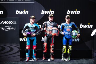 En Moto2 (moteurs Triumph), pole pour le leader du championnat Manuel Gonzalez (team Liqui Moly Dynavolt Intact, châssis Kalex) au Grand Prix d’Autriche, devant Daniel Holgado (CFMOTO Inde Aspar, Kalex) et Diogo Moreira (Italtrans, Kalex)